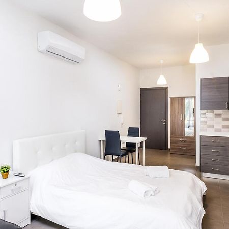 Spacious Studio Downtown Larnaca Exterior photo