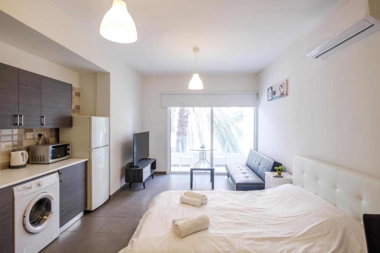 Spacious Studio Downtown Larnaca Exterior photo