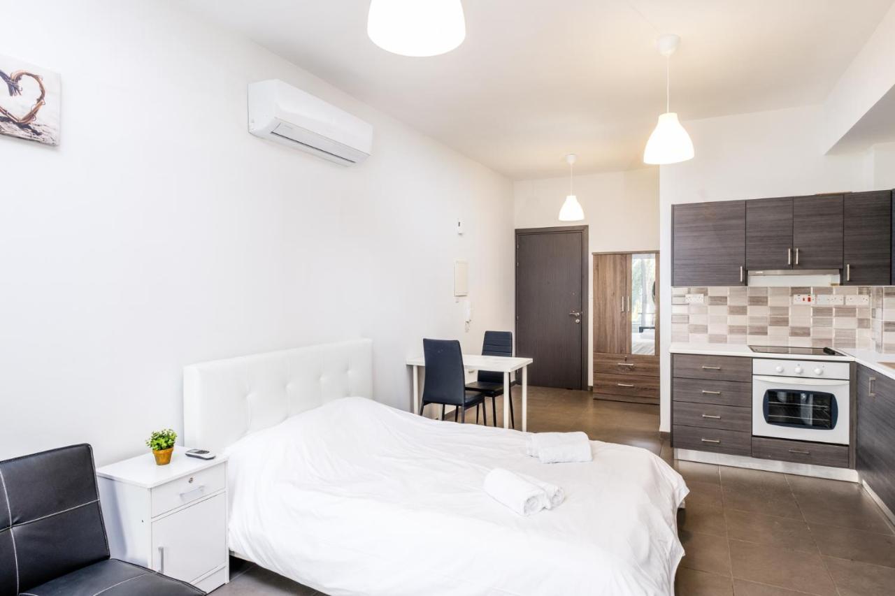Spacious Studio Downtown Larnaca Exterior photo